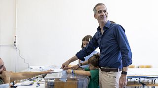 يدلي عمدة أثينا كوستاس باكويانيس بصوته خلال الان��خابات الإقليمية والبلدية، في أثينا، اليونان، 8 أكتوبر 2023.