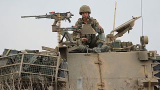 Un soldato israeliano si posiziona con le truppe al confine con Gaza, nel sud di Israele, il 9 ottobre 2023.