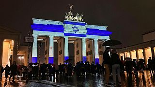 تابش پرچم اسرائیل بر دروازه براندنبورگ در شهر برلین آلمان به تاریخ هفتم اکتبر ۲۰۲۳
