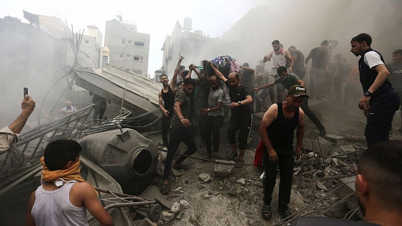 بیرون آوردن اجساد قربانیان از زیر آوار در غزه به تاریخ نهم اکتبر ۲۰۲۳
