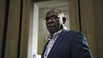 Der ehemalige ruandische Beamte und Angeklagte Seraphin Twahirwa trifft am 9\. Oktober 2023 zu Beginn seines Prozesses im Brüsseler Gerichtsgebäude ein.