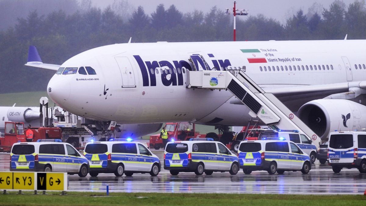 سيارات الشرطة تقف أمام طائرة تابعة لشركة الخطوط الجوية الإيرانية في مطار هامبورغ في هامبورغ، ألمانيا،  9 أكتوبر 2023.