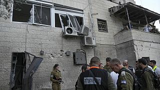 Casa atingida por ataque de milícias palestinianas, perto de Jerusalém