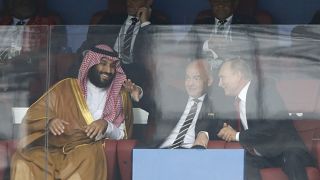 ولي العهد السعودي مع رئيس الفيفا جياني إنفانتينو والرئيس الروسي فلاديمير بوتين أثناء المباراة بين روسيا والسعودية في افتتاح كأس العالم لكرة القدم 2018 بملعب لوجنيكي في موسكو