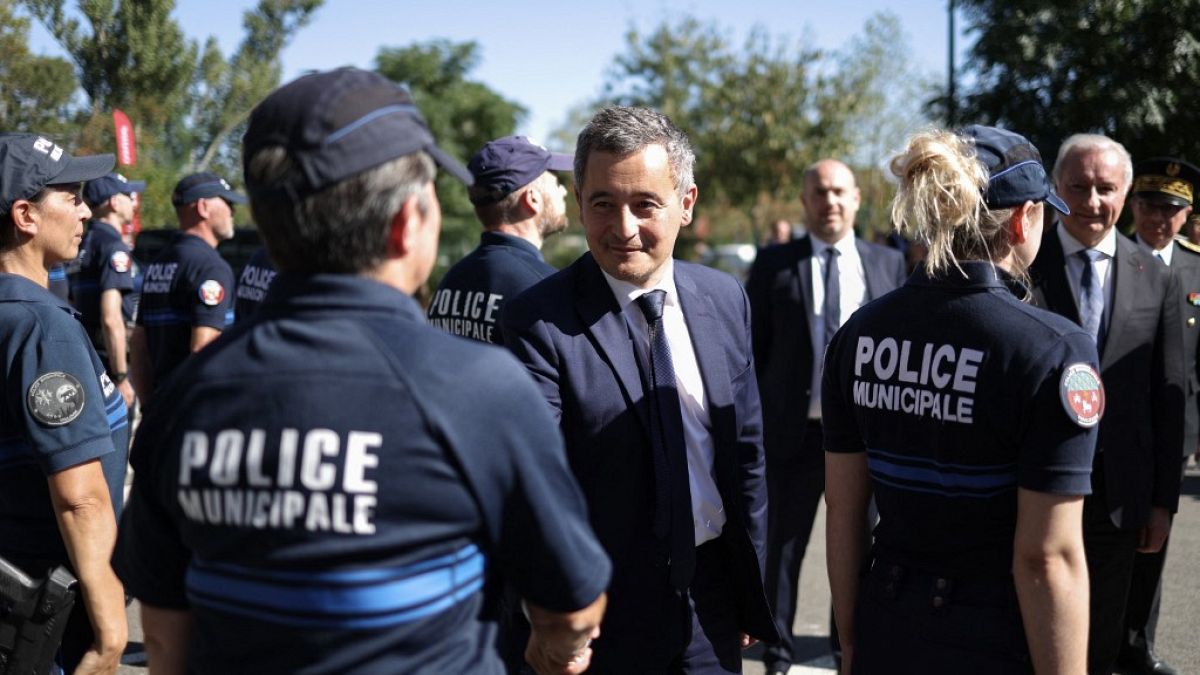 Ministro do Interior salienta que, para já, não existe "uma ameaça real" contra a comunidade em França