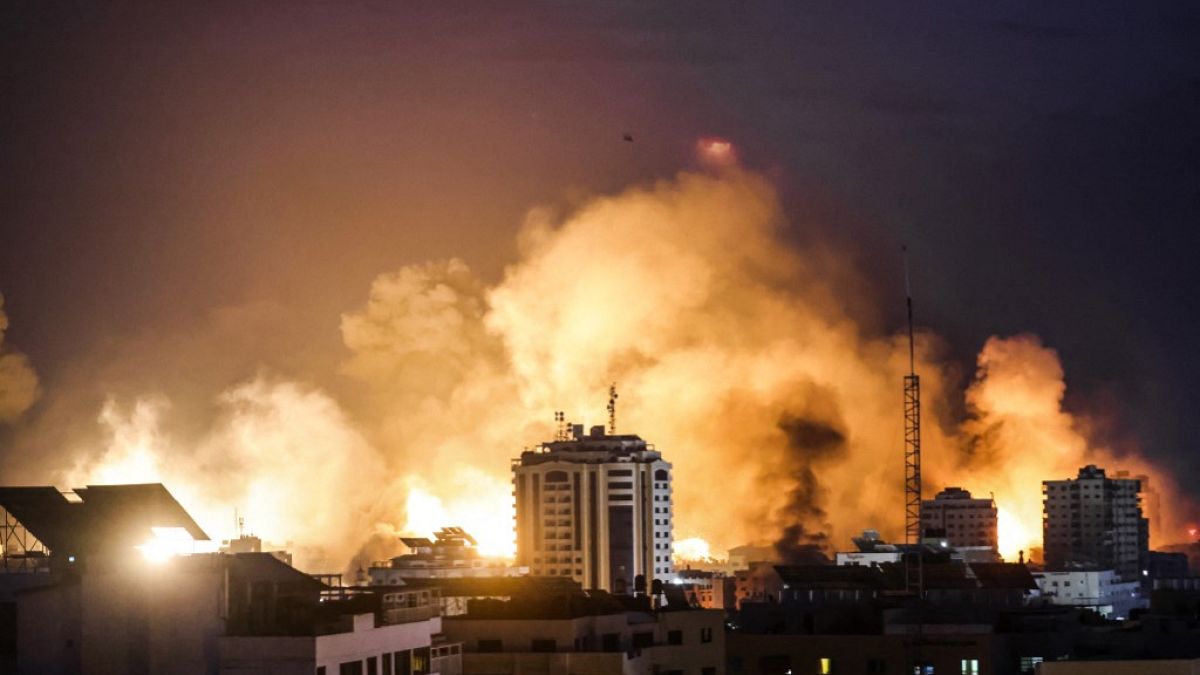 Une boule de feu éclate lors d'un bombardement israélien sur la ville de Gaza le 9 octobre 2023.