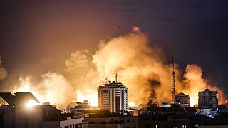 Une boule de feu éclate lors d'un bombardement israélien sur la ville de Gaza le 9 octobre 2023.