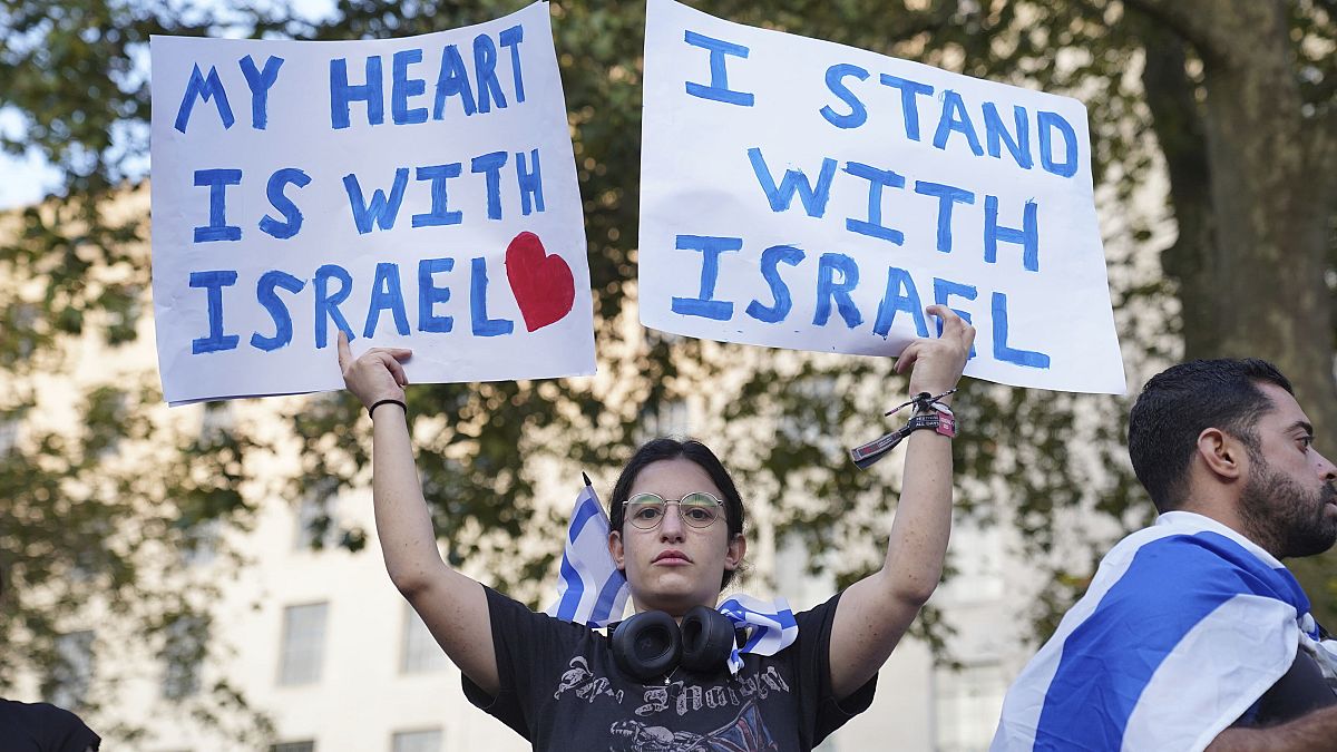 Бдение на Даунинг-стрит в память о жертвах и заложниках ХАМАС, организованное Советом британских евреев, Лондон, 9 октября 2023 г.