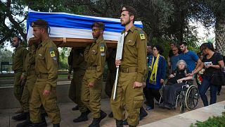 Izraeli katonák egyik bajtársukat temetik