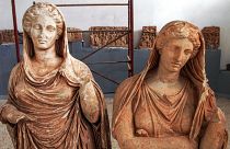 تمثالان رومانيان في متحف بمدينة شحات الليبية بالقرب من موقع قورينا الأثري ـ أرشيف
