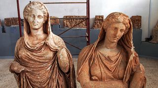 تمثالان رومانيان في متحف بمدينة شحات الليبية بالقرب من موقع قورينا الأثري ـ أرشيف