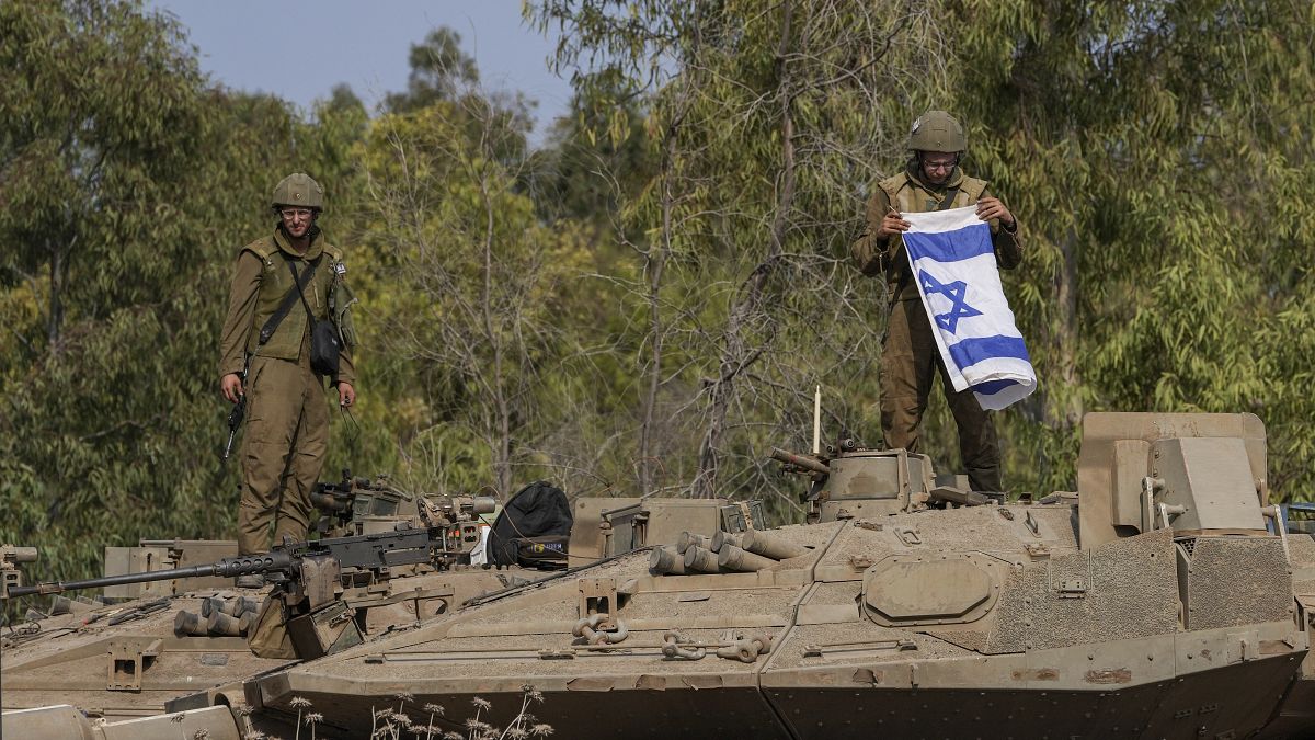 Izraeli katonák és tankok a Gázai övezet közelében