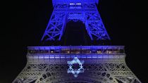 La bandiera di Israele sulla Torre Eiffel. 