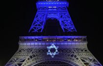 La bandiera di Israele sulla Torre Eiffel. 