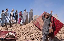 Поиски выживших на третий день после разрушительного землетрясения в афганской провинции Герат, 10 октября 2023 г..