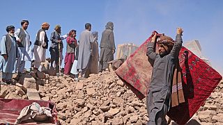 Поиски выживших на третий день после разрушительного землетрясения в афганской провинции Герат, 10 октября 2023 г..