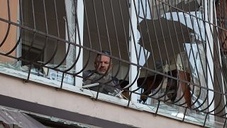 رجل يتفقد الأضرار التي لحقت بمبنى سكني بعد هجوم صاروخي في تشورنومورسك، منطقة أوديسا. 2023/10/07