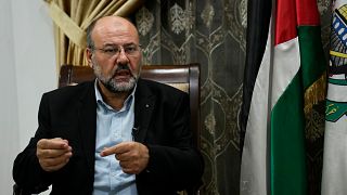 Ali Barakeh, miembro del liderazgo de Hamás en el exilio, habla durante una entrevista con The Associated Press en Beirut.