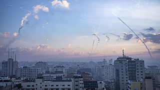 Am Samstagmorgen, den 7\. Oktober 2023, wurden mehr als 2.000 Raketen aus dem Gazastreifen auf Israel abgefeuert. 