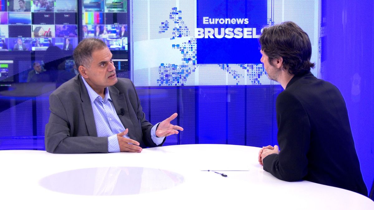 Hasszan Albalawi palesztin első tanácsos az Euronews brüsszeli stúdiójában