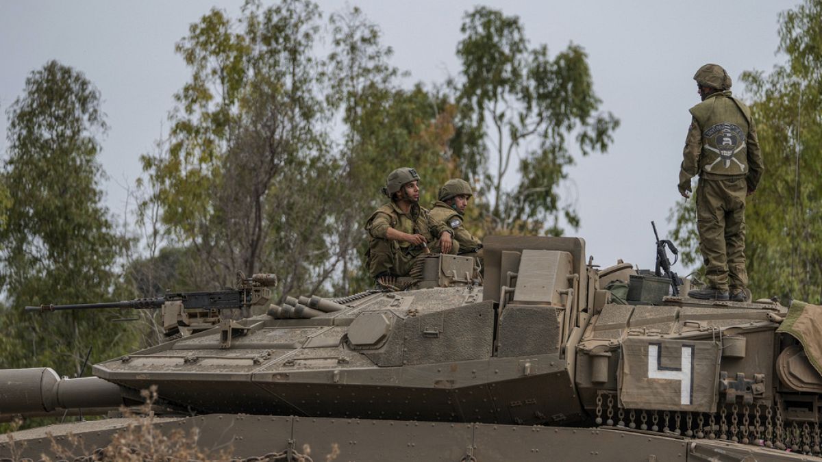 جنود إسرائيليون على دبابة في نقطة انطلاق بالقرب من حدود غزة، جنوب إسرائيل، 9 أكتوبر 2023