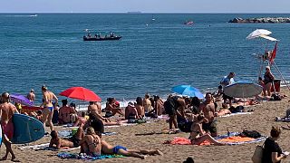 Banhistas numa praia espanhola