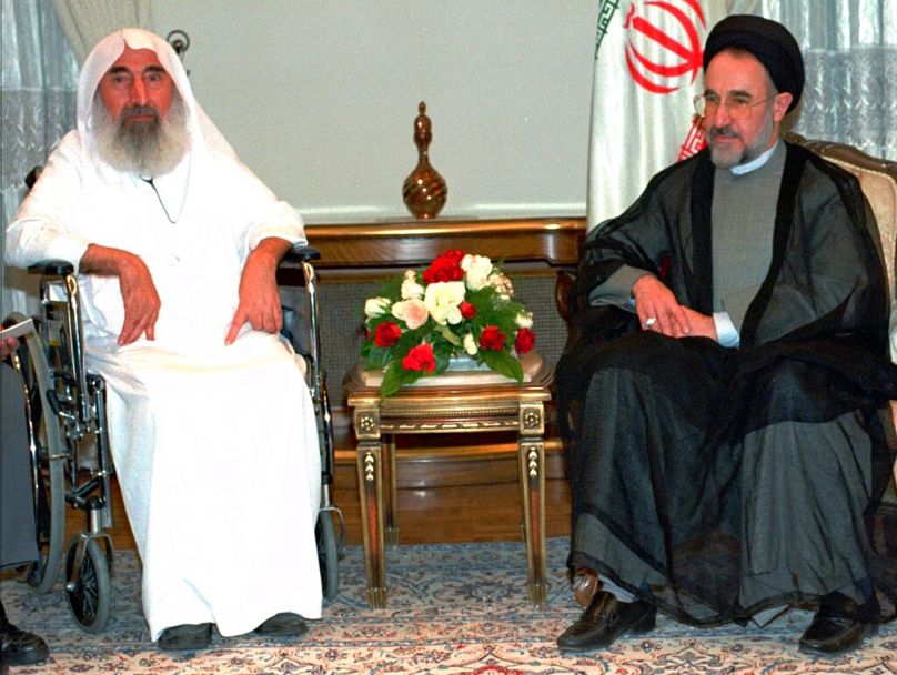 İran Cumhurbaşkanı Muhammed Hatemi, sağda, Filistinli grup Hamas'ın lideri Şeyh Ahmed Yasin ile 2 Mayıs 1998 Cumartesi günü Tahran'da bir araya geliyor
