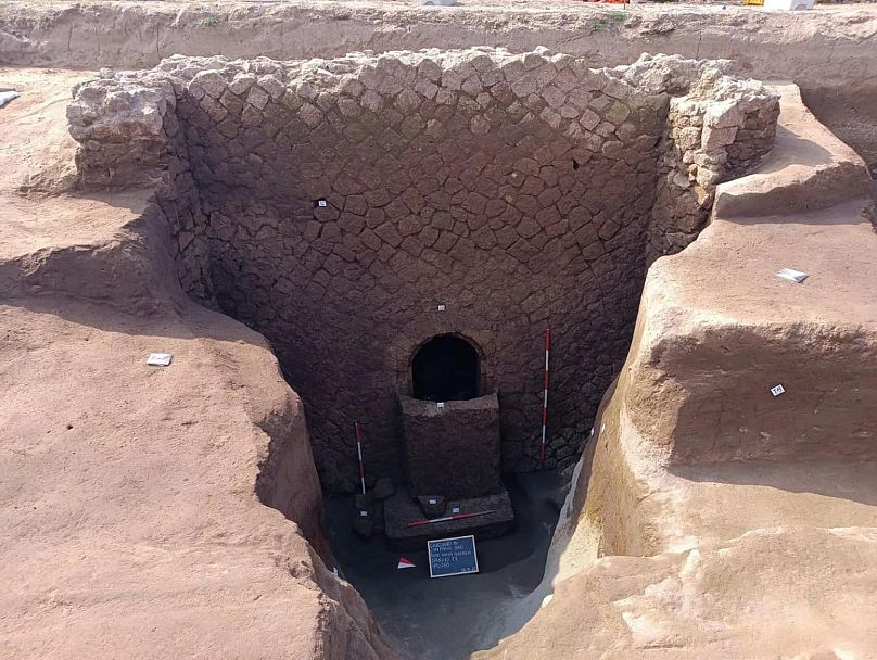 Vue extérieure de la tombe à chambre récemment découverte près de Naples