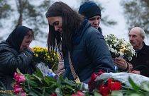 جنازة لأحد ضحايا القصف على قرية غروزا في أوكرانيا