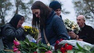 جنازة لأحد ضحايا القصف على قرية غروزا في أوكرانيا