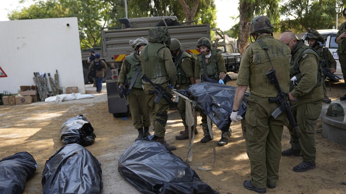Des soldats israéliens transportent les corps des civils tués dans le kibboutz Kfar Aza - 10 octobre