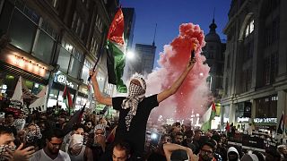 Palesztinpárti tüntetők Izrael londoni nagykövetsége előtt