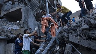 Des Palestiniens sortent des débris des victimes des frappes israéliennes