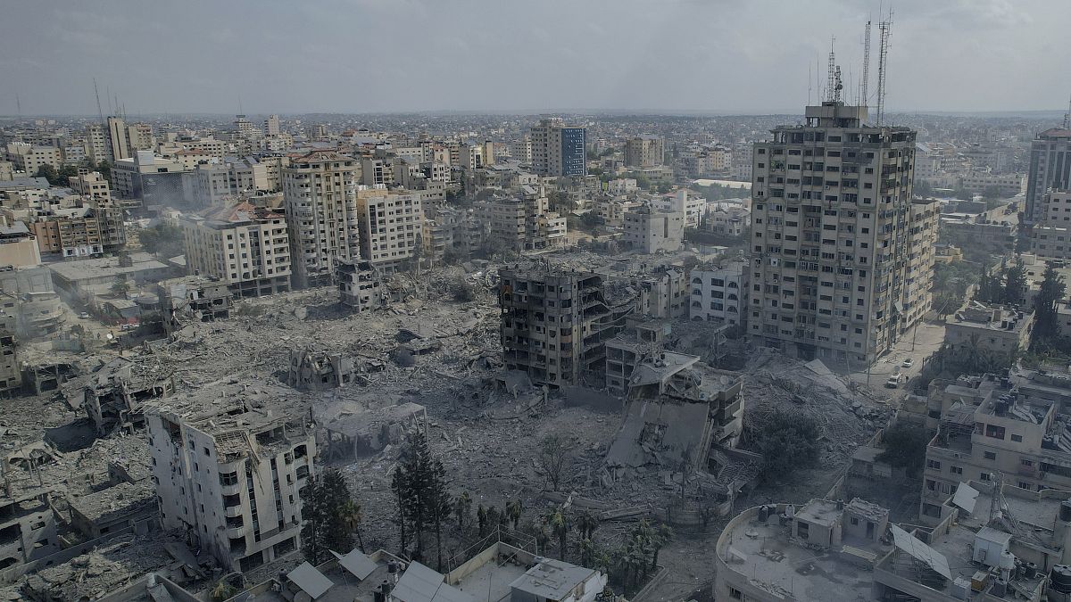 مشهد لمدينة غزة بعد قصف إسرائيلي مكثف