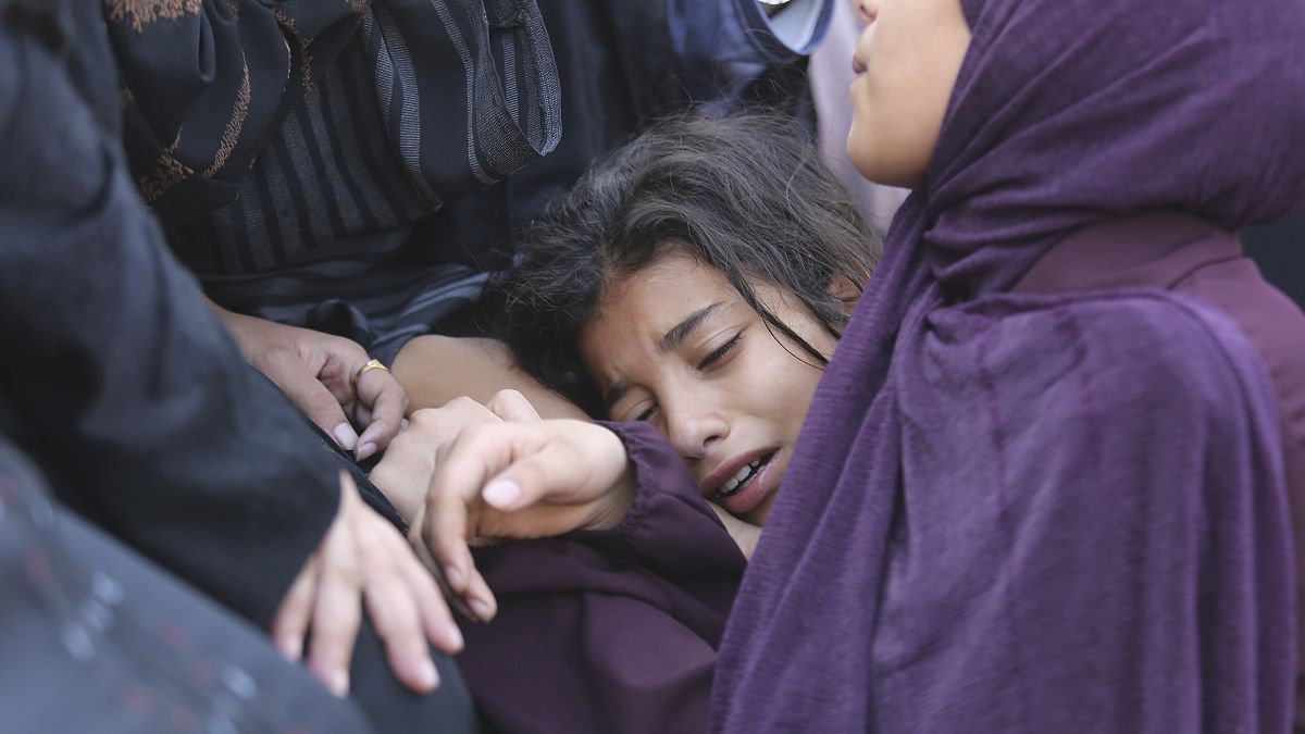 فتاة فلسطينية تبكي في جنازة أحد ذويها الذي قتل إثر القصف الإسرائيلي على مدينة خان يونس في قطاع غزة  