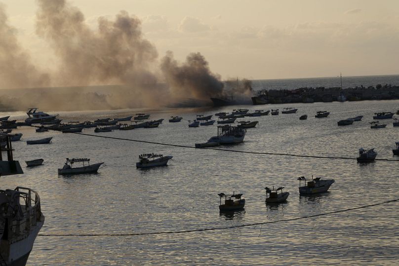 الدخان يتصاعد من قوارب صيادين قصفتها إسرائيل في ميناء مدينة غزة