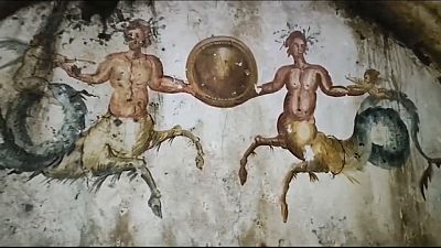 Uno de los frescos encontrados dentro de la tumba en Nápoles. 