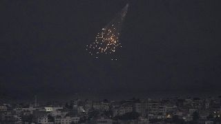 Israel ha realizado durante la madrugada de este miércoles casi un centenar de ataque aéreos contra objetivos en el centro de Gaza.
