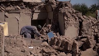 Un hombre busca entre los escombros esta semana tras el terremoto del sábado en la provincia de Herat, en Afganistán. 