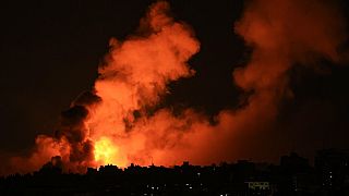  Експлозии осветяват небето по време на израелските удари против град Газа на 10 октомври 2023 година 