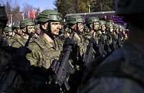 أعضاء قوات الأمن في كوسوفو خلال الاحتفالات بالذكرى الخامسة عشرة للاستقلال، في بريشتينا، كوسوفو، الجمعة، 17 فبراير 2023.