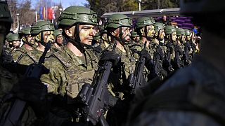 أعضاء قوات الأمن في كوسوفو خلال الاحتفالات بالذكرى الخامسة عشرة للاستقلال، في بريشتينا، كوسوفو، الجمعة، 17 فبراير 2023.