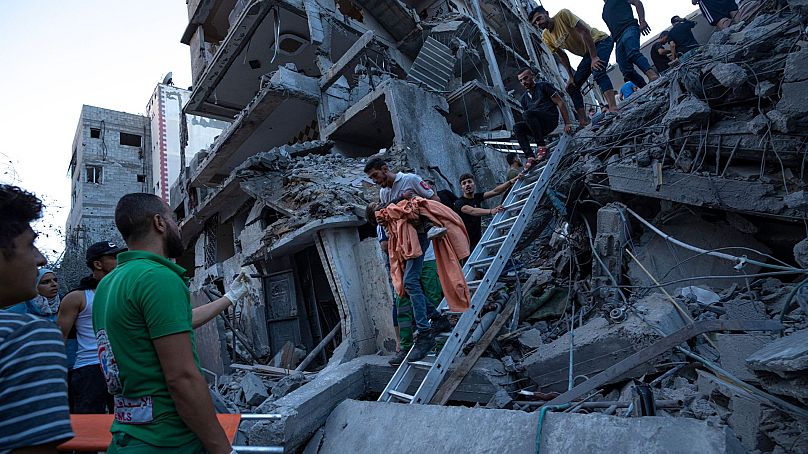 فلسطینی‌ها دختر جوانی را از زیر آوار یک ساختمان مسکونی ویران شده در پی حمله هوایی اسرائیل نجات دادند.