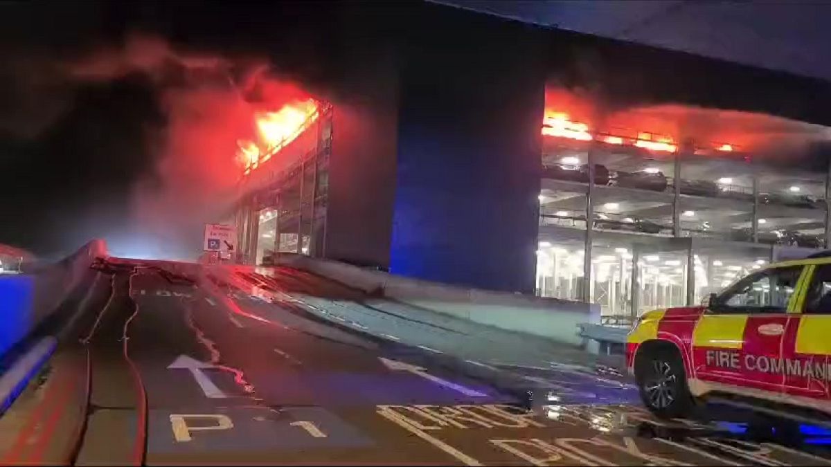 اندلاع حريق في موقف سيارات بمطار لوتون في لندن، 10 أكتوبر 2023.