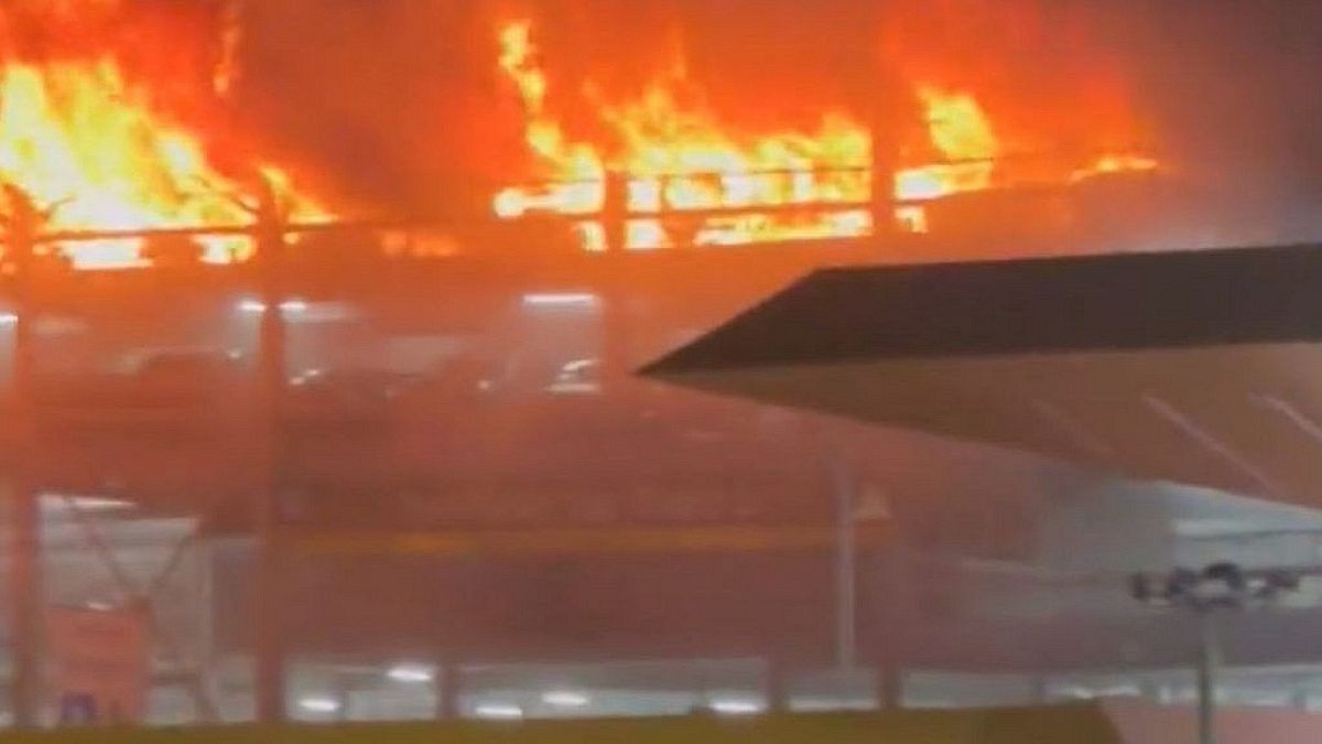 Una de las primeras imágenes del incendio del aparcamiento del aeropuerto de Luton, en Londres.