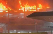 Hatalmas tűz ütött ki a terminál parkolójában