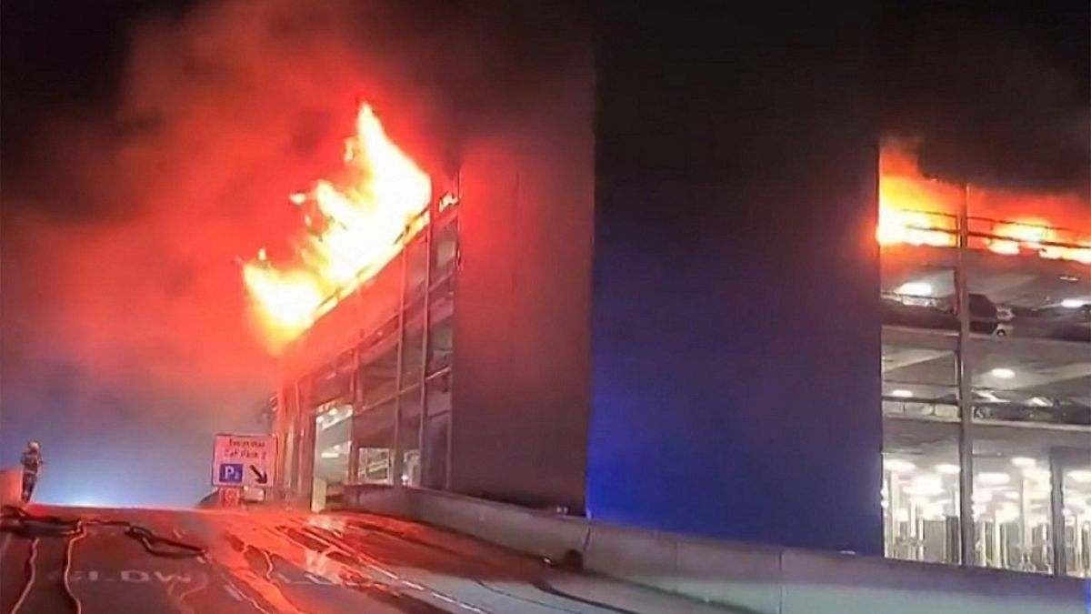 Ein Feuer hat das Parkhaus am Flughafen Luton, im Norden Londons, zerstört
