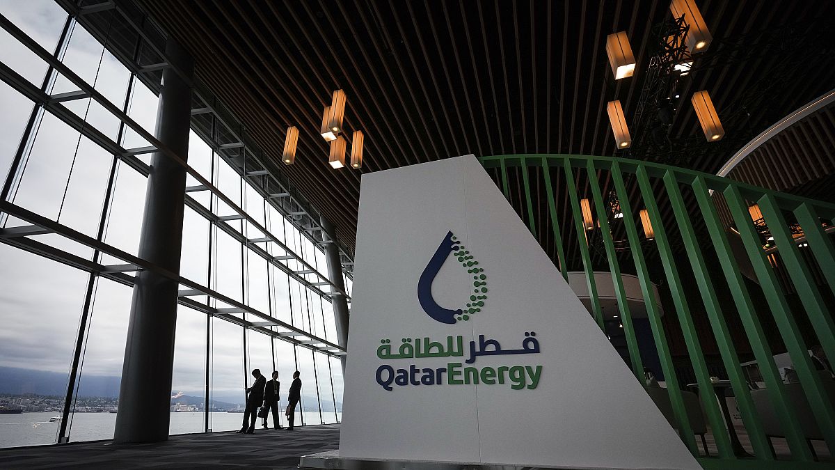 شعار "قطر للطاقة" في جناح شركة قطر للطاقة في مؤتمر الغاز الطبيعي المسال في فانكوفر 2003. كندا