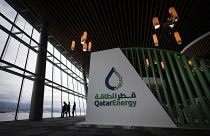 شعار "قطر للطاقة" في جناح شركة قطر للطاقة في مؤتمر الغاز الطبيعي المسال في فانكوفر 2003. كندا