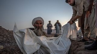 Afganlar depremde ölen yüzlerce kişiyi Herat vilayetinin Zenda Jan ilçesindeki bir köyün dışındaki mezarlığa gömüyor